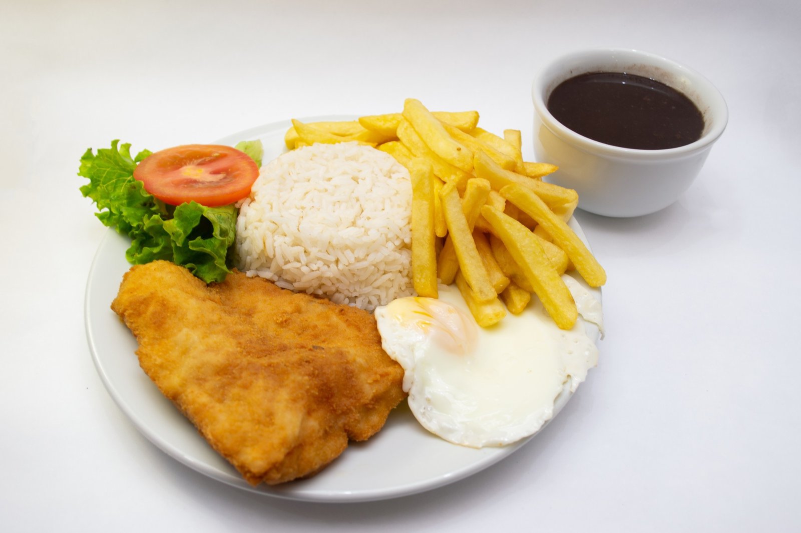 Prato executivo com frango empanado, arroz, feijão, batata frita e ovo
