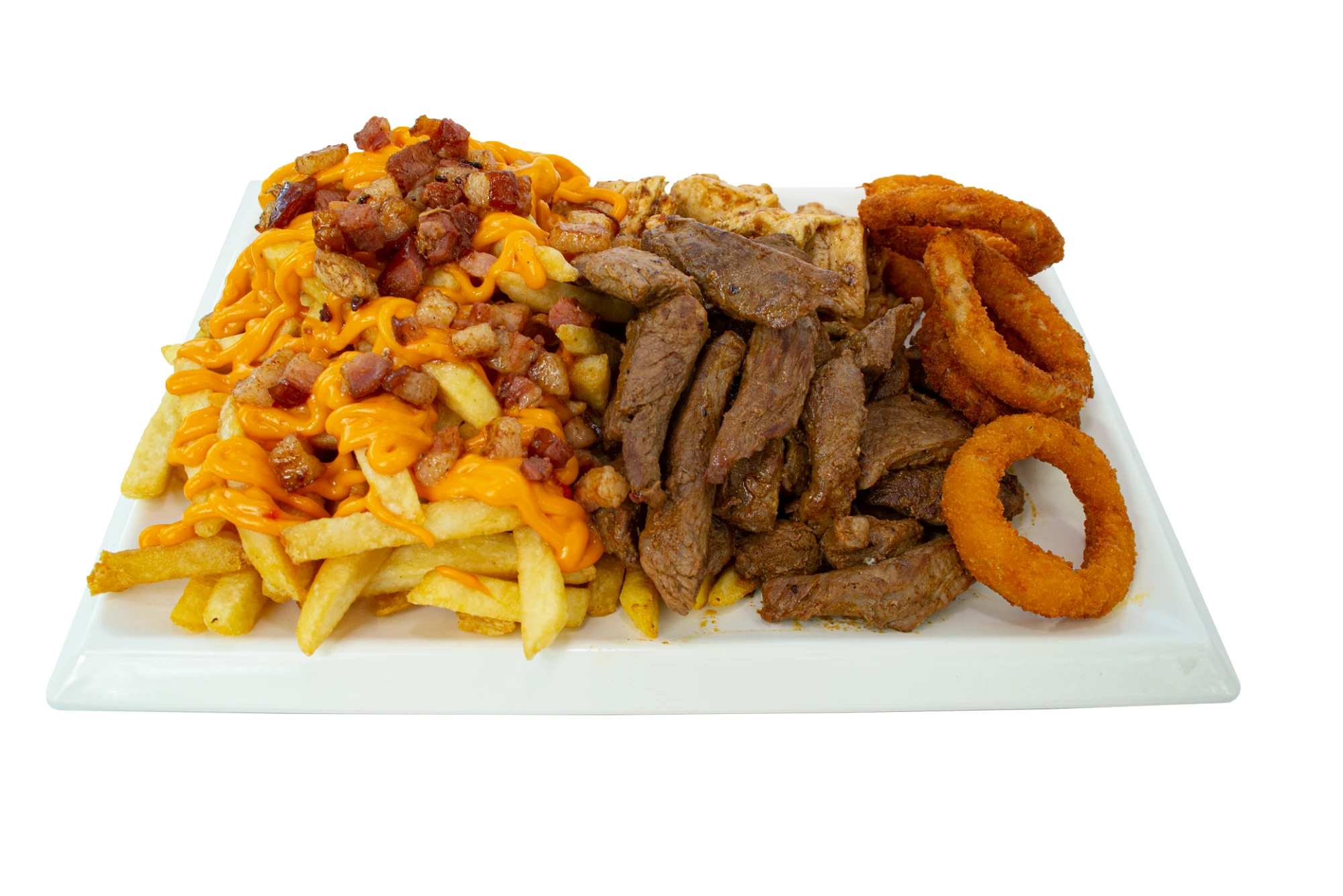 Porção com carnes, batata frita com cheddar e onion rings