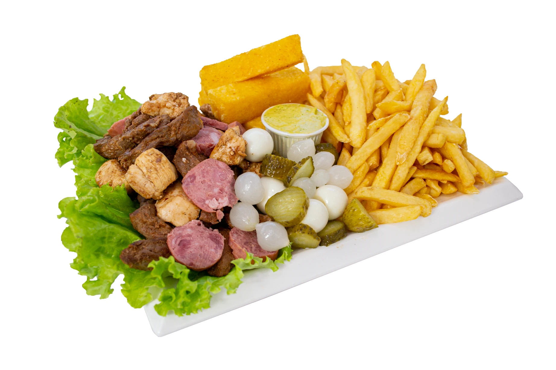 Tábua de petiscos com carnes, polenta, batata frita e ovos de codorna