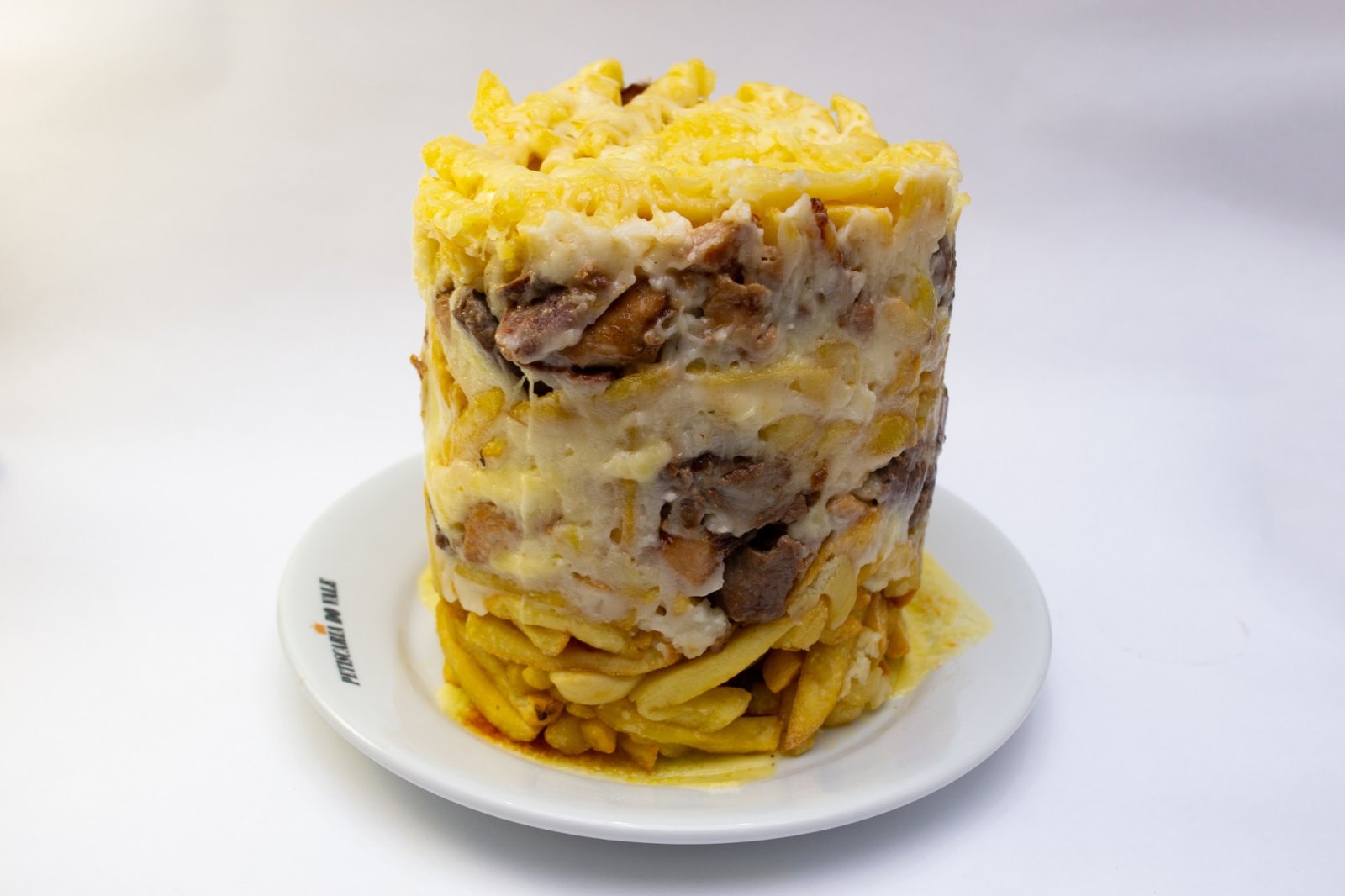 Torre de batata frita com carne e queijo derretido